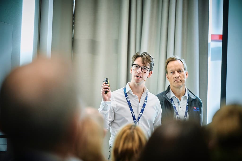 David Netland Söderström holder foredrag på NHOs transport- og logistikkonferanse